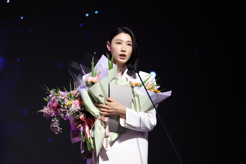 14일 오후 서울 서대문구 그랜드 스위스 호텔에서 열린 프로배구 '2024-2025 도드람 V리그' 시상식에서 여자부 정규리그 MVP상을 수상한 흥국생명 김연경이 소감을 밝히고 있다. 2025.4.14/뉴스1 ⓒ News1 이승배 기자