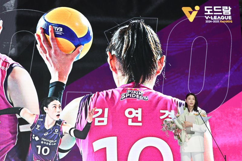 14일 오후 서울 서대문구 그랜드 스위스 호텔에서 열린 프로배구 '2024-2025 도드람 V리그' 시상식에서 여자부 정규리그 MVP상을 수상한 흥국생명 김연경이 소감을 밝히고 있다. 2025.4.14/뉴스1 ⓒ News1 이승배 기자