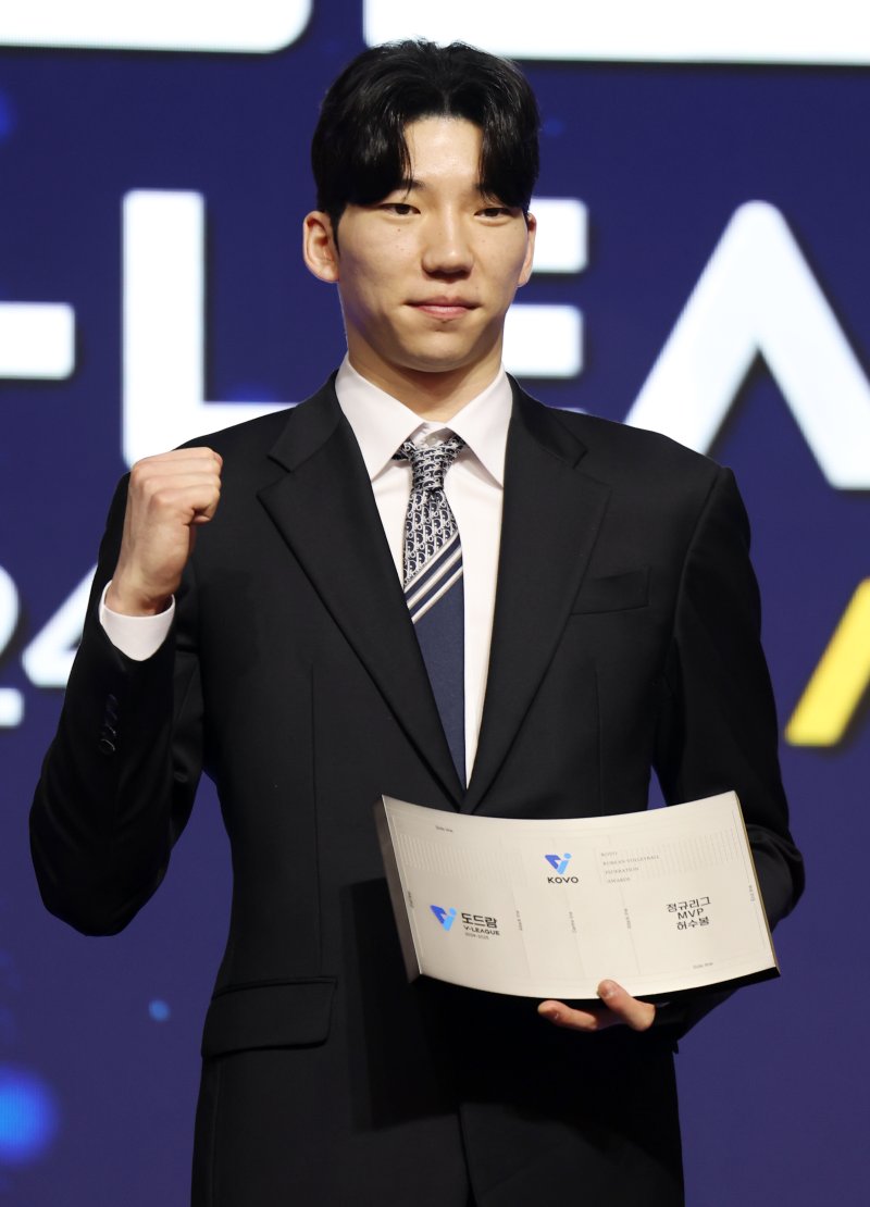 14일 오후 서울 서대문구 그랜드 스위스 호텔에서 열린 프로배구 '2024-2025 도드람 V리그' 시상식에서 남자부 정규리그 MVP상을 수상한 현대캐피탈 허수봉이 기념촬영하고 있다. 2025.4.14/뉴스1 ⓒ News1 이승배 기자