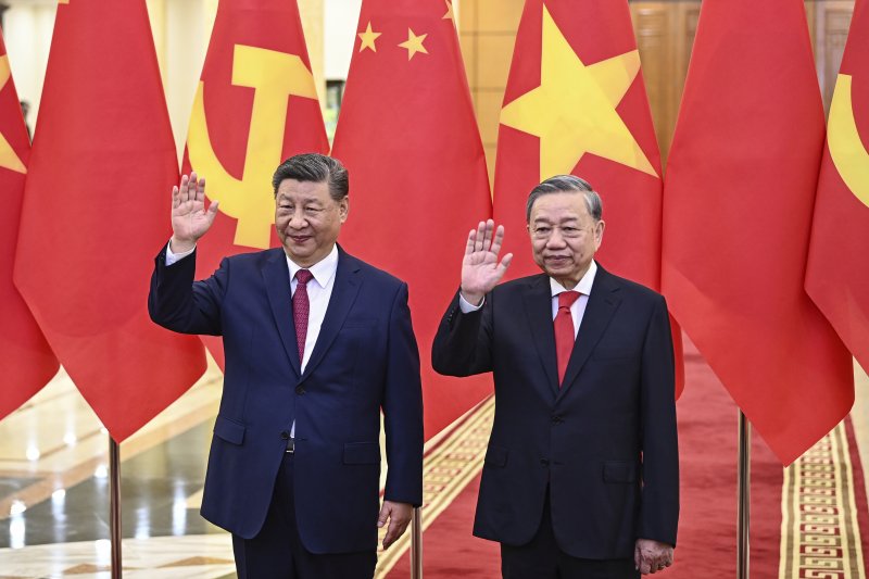 시진핑 중국 국가주석(왼쪽)과 또 럼 베트남 공산당 서기장(오른쪽)이 14일 하노이 소재 베트남 공산당 중앙당사에서 회담 전 사진 촬영을 하고 있다. 뉴시스 외신화상