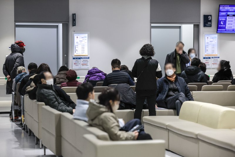 [서울=뉴시스] 정병혁 기자 = 의정갈등이 1년째 지속되고 있는 21일 서울시내 한 대학병원에서 환자들이 진료를 기다리고 있다. 2025.02.21. jhope@newsis.com