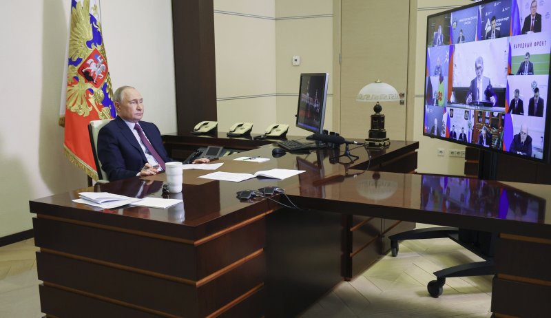 러시아의 블라디미르 푸틴 대통령이 14일(현지시간) 모스크바 외곽 대통령 관저에서 화상 회의를 하고 있다.AP뉴시스