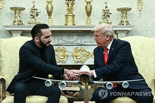 엘살바도르 대통령 만나는 트럼프 (출처=연합뉴스)