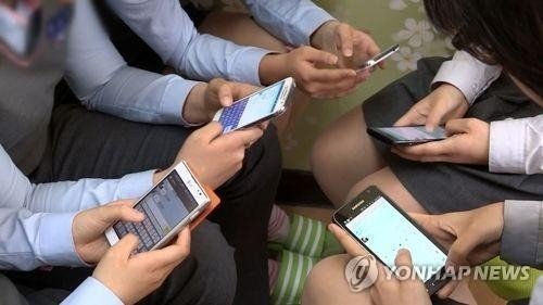 스마트폰 사용하는 청소년들 (출처=연합뉴스)