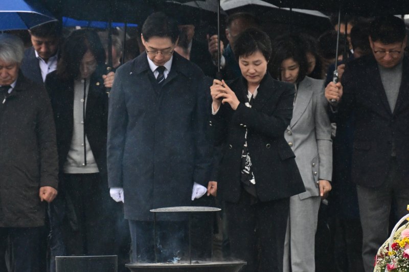 [김해=뉴시스] 차용현 기자 = 14일 오후 더불어민주당 대선경선후보 김경수 전 경남지사가 아내 김정순씨와 함께 경남 김해시 진영읍 봉하마을 故 노무현 전 대통령 묘역을 찾아 참배하고 있다. 2025.04.14.con@newsis.com