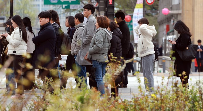 아침 최저기온이 평년보다 3~8도가량 낮은 쌀쌀한 날씨를 보인 14일 오전 서울 종로구 광화문 네거리에서 직장인들이 출근길을 서두르고 있다. 2025.4.14/뉴스1 ⓒ News1 김진환 기자