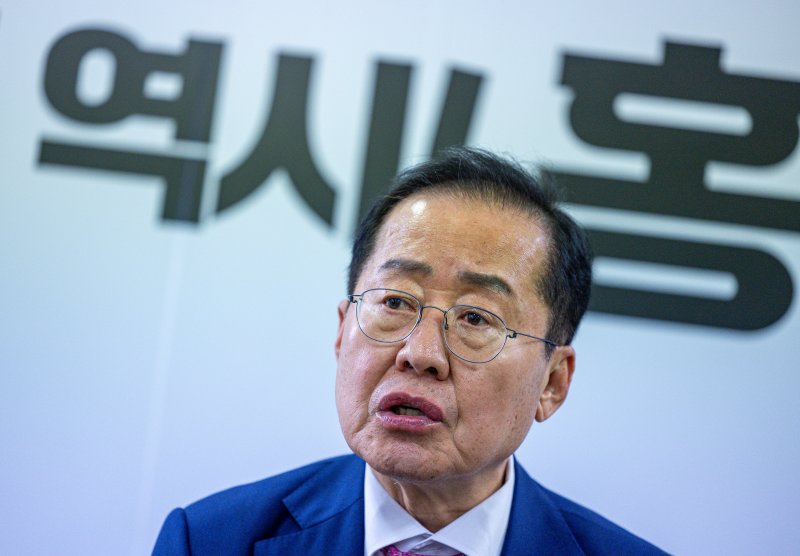 제21대 대통령선거에 출마한 홍준표 전 대구시장이 14일 오후 서울 여의도 선거 캠프 사무실에서 뉴스1과 인터뷰를 하고 있다. ⓒ News1 이재명 기자