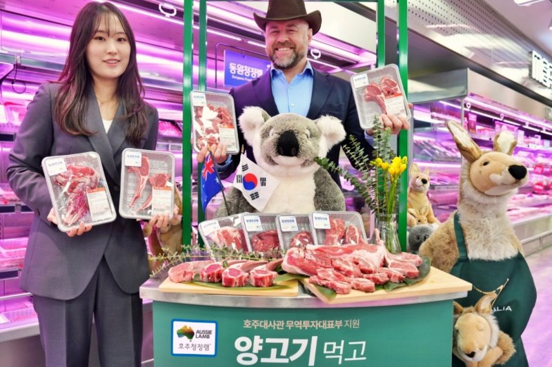 롯데마트 모델이 호주산 양고기 행사를 홍보하는 모습.(롯데마트 제공)