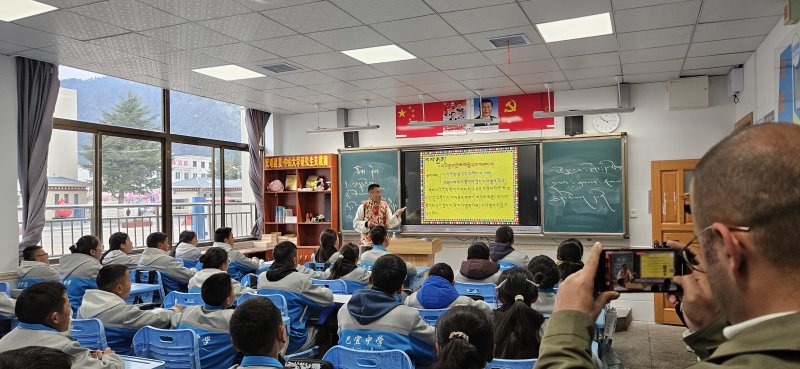 티베트(시짱) 자치구 린쯔시 바이구 중학교에서 학생들이 짱어(티베트어) 수업을 받고 있다. 교실 앞에는 시진핑 주석의 초상화가 있다. ⓒ News1 정은지 특파원