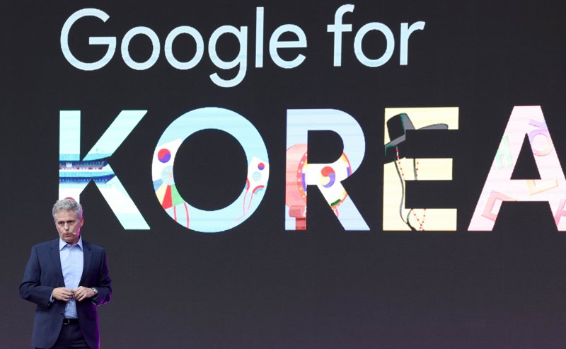 [서울=뉴시스] 고범준 기자 = 사이먼 칸(Simon Kahn) 구글 아시아태평양 마케팅 총괄 부사장이 30일 서울 서초구 예술의전당 음악광장에서 열린 '구글 포 코리아(Google for Korea) 2024' 행사에서 대한민국과 Google, 문화와 혁신의 파트너십에 대해 발표하고 있다. 2024.09.30. bjko@newsis.com