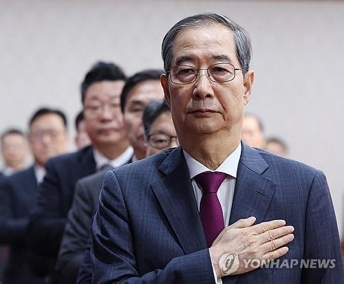 국기에 경례하는 한덕수 권한대행 (출처=연합뉴스)