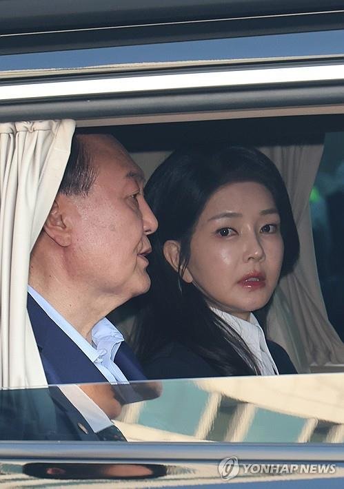 관저 떠나는 윤석열 전 대통령과 부인 김건희씨 (출처=연합뉴스)