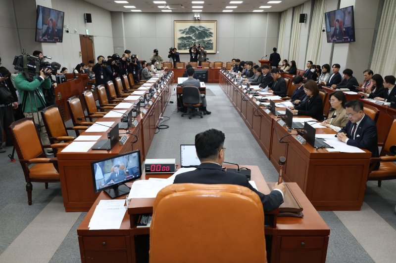 박찬대 국회 운영위원장이 31일 오후 서울 여의도 국회에서 열린 운영위원회 전체회의에서 헌법재판소 재판관 마은혁 임명 촉구 결의안을 의결하고 있다. 이날 국민의힘 의원들은 운영위 전체회의에 불참했다. 2025.3.31/뉴스1 ⓒ News1 이광호 기자