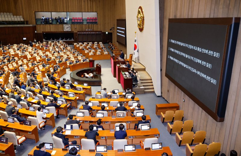우원식 국회의장이 14일 오후 서울 여의도 국회에서 열린 제424회국회(임시회) 제2차 본회의에서 대정부질문을 위한 국무총리 및 국무위원 출석요구의 건 통과를 알리고 있다. 2025.4.14/뉴스1 ⓒ News1 안은나 기자