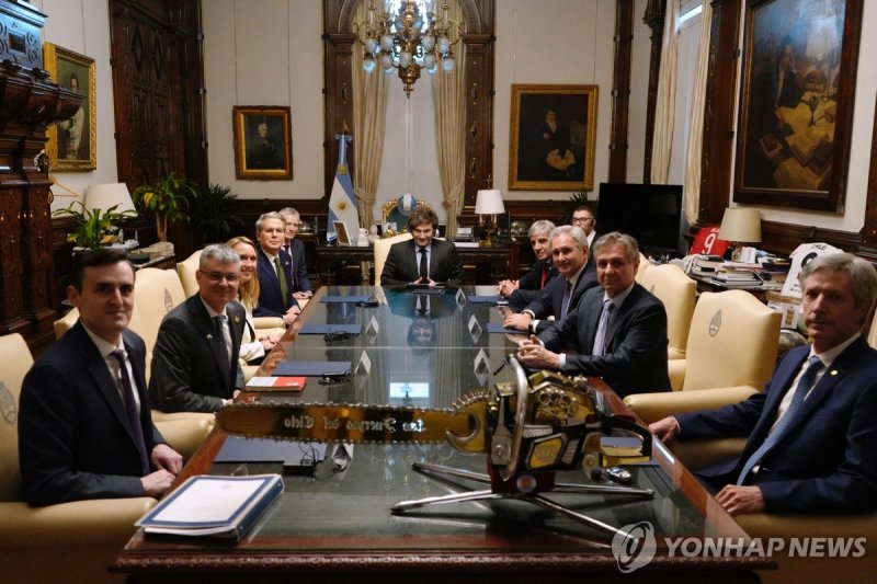 미 재무장관 방문단 맞이한 아르헨티나 대통령(가운데) (출처=연합뉴스)