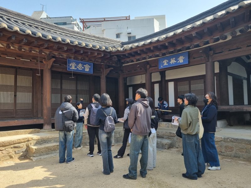 뚜벅뚜벅 부산건축투어 참여자들이 동래전통건축 장관청을 둘러보고 있다.(부산시청 제공. 재판매 및 DB 금지)