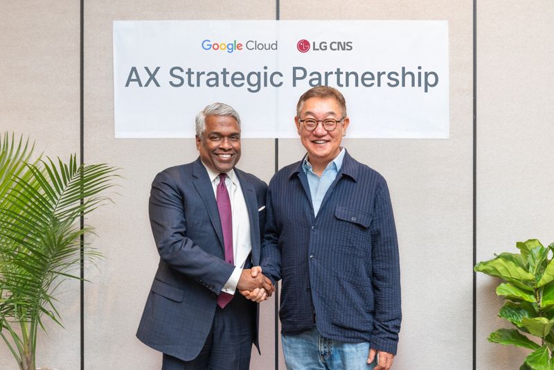 LG CNS CEO 현신균 사장(오른쪽)과 구글 클라우드 CEO 토마스 쿠리안이 아시아태평양지역 및 미주지역에서의 클라우드 기반 AX사업 다각화에 대해 논의 후 기념사진을 촬영하고 있다. LG CNS 제공