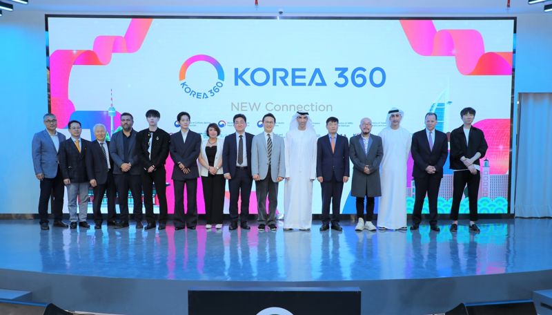 코리아 360 UAE 현장. 해외홍보관 ‘코리아 360 UAE (KOREA 360 UAE)’ 개관식. 왼쪽부터 조신행 대한화장품산업연구원 원장, 박영일 아랍에미리트(UAE) 비즈니스센터 센터장, 이용희 주아랍에미리트한국문화원 원장, 하이삼 하자르(Hayssam Hajjar) 두바이페스티벌시티몰 Director, BX CIX, 첸 엑소(EXO), 파트마 엘자흐라 아부하탑(Fatma Elzahraa Abouhatab) Sheikh Omar Bin Zayed Al Nahyan Office CEO, 김현준 문화체육관광부 국장, 유현석 한국