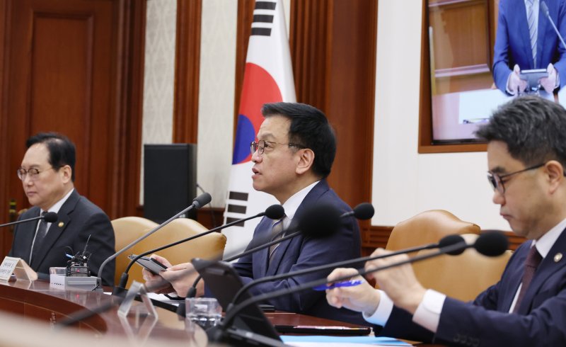 [서울=뉴시스] 김명원 기자 = 최상목 경제부총리 겸 기획재정부 장관이 15일 오전 서울 종로구 정부서울청사에서 열린 경제관계장관회의 겸 산업경쟁력강화 관계장관회의에 참석해 발언하고 있다. 2025.04.15. kmx1105@newsis.com