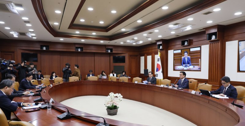 [서울=뉴시스] 김명원 기자 = 최상목 경제부총리 겸 기획재정부 장관이 15일 오전 서울 종로구 정부서울청사에서 열린 경제관계장관회의 겸 산업경쟁력강화 관계장관회의에 참석해 발언하고 있다. 2025.04.15. kmx1105@newsis.com