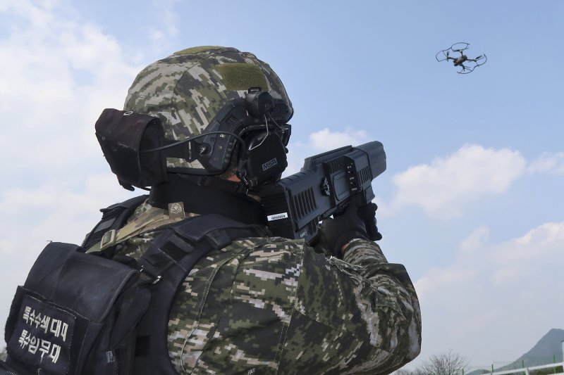 해병대 특수수색대대가 지난 4월 10일 경북 의성군 드론비행시험센터에서 휴대용 소형 드론대응체계(안티드론건) 실사격 훈련을 실시했다. 이번 훈련은 대테러 경호와 경비작전 등에 있어 드론 테러 위협에 신속히 대응하기 위한 훈련이댜. 해병대1사단제공