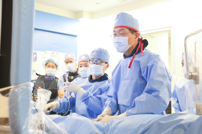 [서울=뉴시스]삼성서울병원은 지난 14일 국내에서 처음으로 관상동맥 내 쇄석술을 시행했다고 밝혔다. 사진 오른쪽부터 권현철, 이주명 순환기내과 교수. (사진= 삼성서울병원 제공) 2025.04.15. photo@newsis.com.