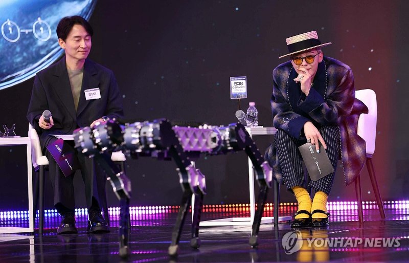 사족로봇 춤 지켜보는 지드래곤 (출처=연합뉴스)