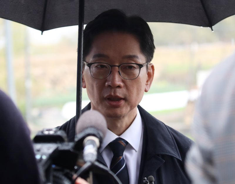 대선 출마를 선언한 더불어민주당 김경수 전 경남지사가 14일 오후 경남 양산시 하북면 평산마을 문재인 전 대통령 사저를 예방한 뒤 취재진 질문에 답하고 있다. 2025.4.14/뉴스1 ⓒ News1 윤일지 기자