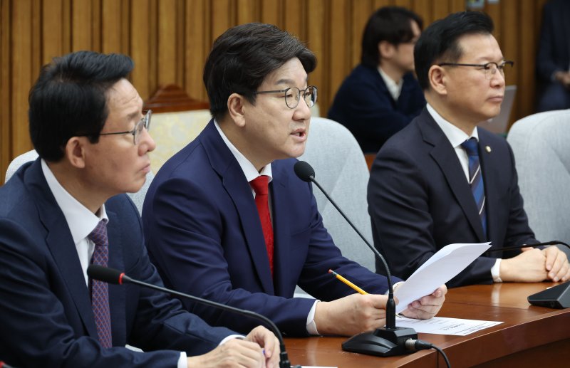 [서울=뉴시스] 조성봉 기자 = 권성동 국민의힘 원내대표가 15일 오전 서울 여의도 국회에서 열린 원내대책회의에서 발언을 하고 있다. 2025.04.15. suncho21@newsis.com