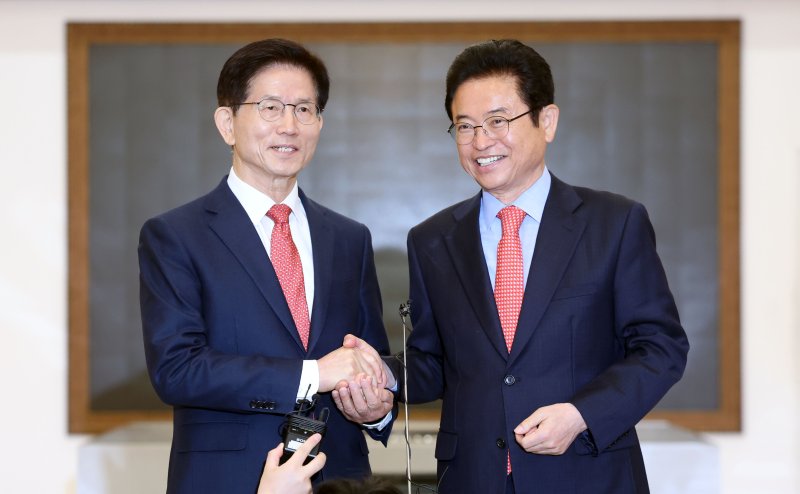 [서울=뉴시스] 홍효식 기자 = 제21대 대통령 선거 출마를 선언한 김문수(왼쪽) 전 고용노동부 장관과 이철우 경북도지사가 15일 오전 서울 마포구 박정희대통령기념관에서 열린 박정희 전 대통령 동상 건립 등 현안 관련 회동에서 손을 잡고 있다. 2025.04.15. yesphoto@newsis.com
