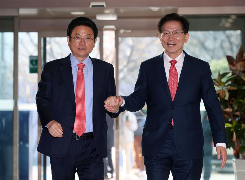 [서울=뉴시스] 홍효식 기자 = 제21대 대통령 선거 출마를 선언한 김문수(오른쪽) 전 고용노동부 장관과 이철우 경북도지사가 15일 오전 서울 마포구 박정희대통령기념관에서 열린 박정희 전 대통령 동상 건립 등 현안 관련 회동에 참석하며 손을 잡고 있다. 2025.04.15. yesphoto@newsis.com