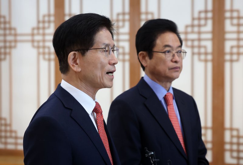 [서울=뉴시스] 홍효식 기자 = 제21대 대통령 선거 출마를 선언한 김문수(왼쪽) 전 고용노동부 장관과 이철우 경북도지사가 15일 오전 서울 마포구 박정희대통령기념관에서 박정희 전 대통령 동상 건립 등 현안 관련 회동하고 있다. 2025.04.15. yesphoto@newsis.com