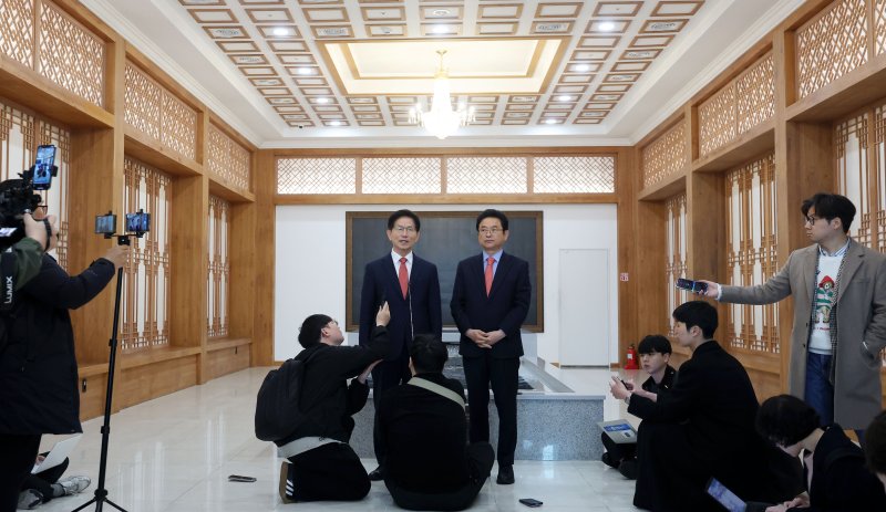 [서울=뉴시스] 홍효식 기자 = 제21대 대통령 선거 출마를 선언한 김문수(왼쪽) 전 고용노동부 장관과 이철우 경북도지사가 15일 오전 서울 마포구 박정희대통령기념관에서 박정희 전 대통령 동상 건립 등 현안 관련 회동하고 있다. 2025.04.15. yesphoto@newsis.com