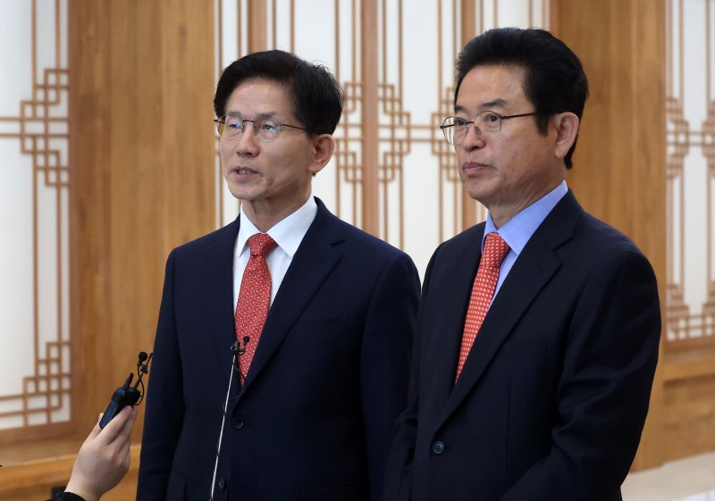 [서울=뉴시스] 홍효식 기자 = 제21대 대통령 선거 출마를 선언한 김문수(왼쪽) 전 고용노동부 장관과 이철우 경북도지사가 15일 오전 서울 마포구 박정희대통령기념관에서 박정희 전 대통령 동상 건립 등 현안 관련 회동하고 있다. 2025.04.15. yesphoto@newsis.com