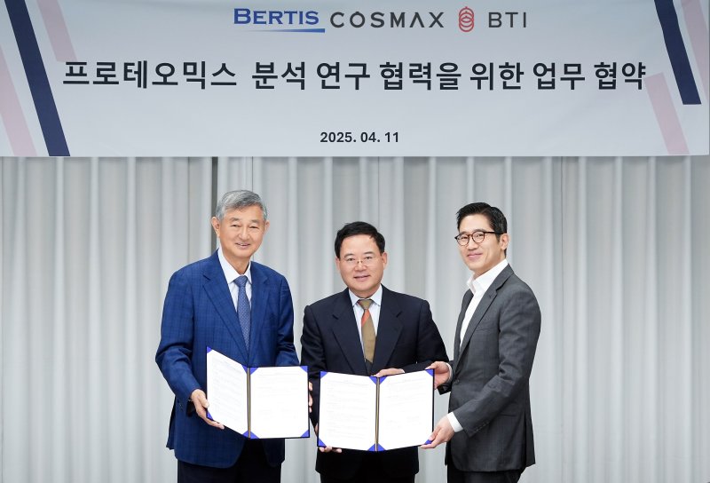 지난 11일 경기도 성남시 코스맥스 사옥에서 열린 업무 협약식에서 (왼쪽부터) 이경수 코스맥스그룹 회장, 노동영 베르티스 공동 대표, 한승만 베르티스 공동 대표가 기념촬영을 하고 있다. 코스맥스 제공