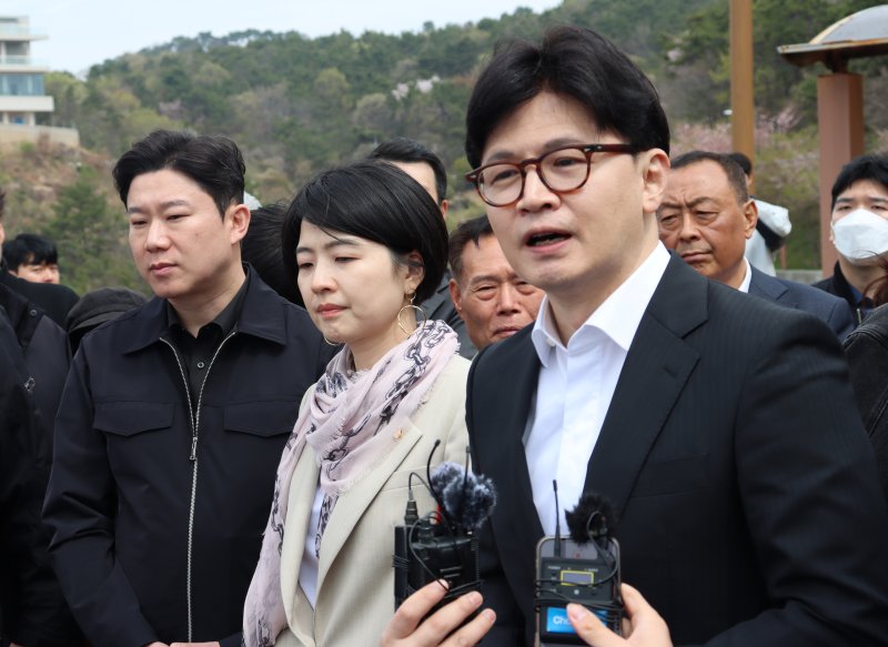 한동훈 전 국민의힘 대표가 12일 가덕신도시공항 부지를 방문해 발언하고 있다. (국민먼저캠프 제공. 재판매 및 DB 금지) 2025.4.12/뉴스1 ⓒ News1 김민지 기자