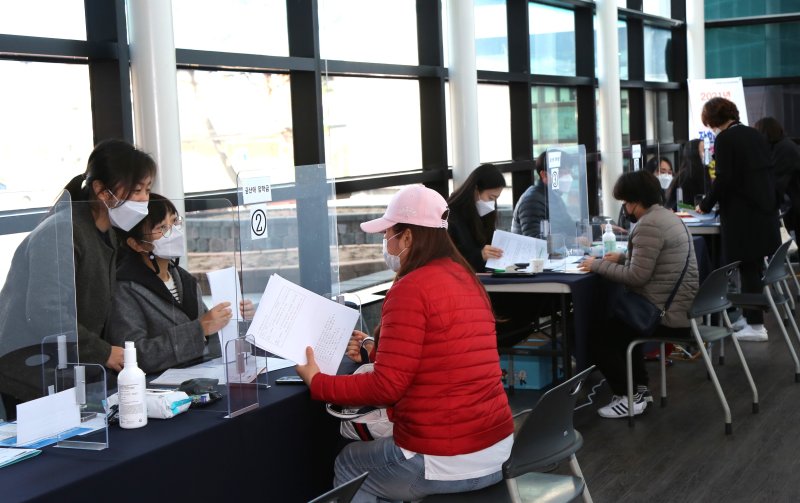 [사진=뉴시스DB]금산교육사랑장학재단 장학생 접수 현장. *재판매 및 DB 금지