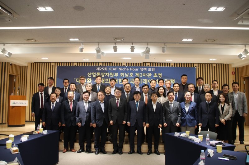 산업연합포럼 강연 (출처=연합뉴스)