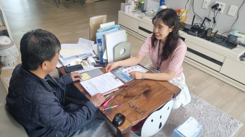 [울산=뉴시스] 울산 북구 효문동은 익명의 기부자로부터 받은 성금 2000만원을 지역 내 중증장애인과 복지사각지대 대상자에게 지원하기 위해 상담을 진행 중이다. (사진=북구 제공) 2025.04.15. photo@newsis.com *재판매 및 DB 금지