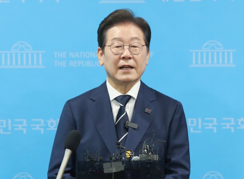 [서울=뉴시스] 고승민 기자 = 대선출마를 선언한 이재명 전 더불어민주당 대표가 11일 오전 서울 여의도 국회 소통관에서 비전 및 캠프 인선 발표 기자회견을 마치고 백브리핑을 하고 있다. (공동취재) 2025.04.11. photo@newsis.com