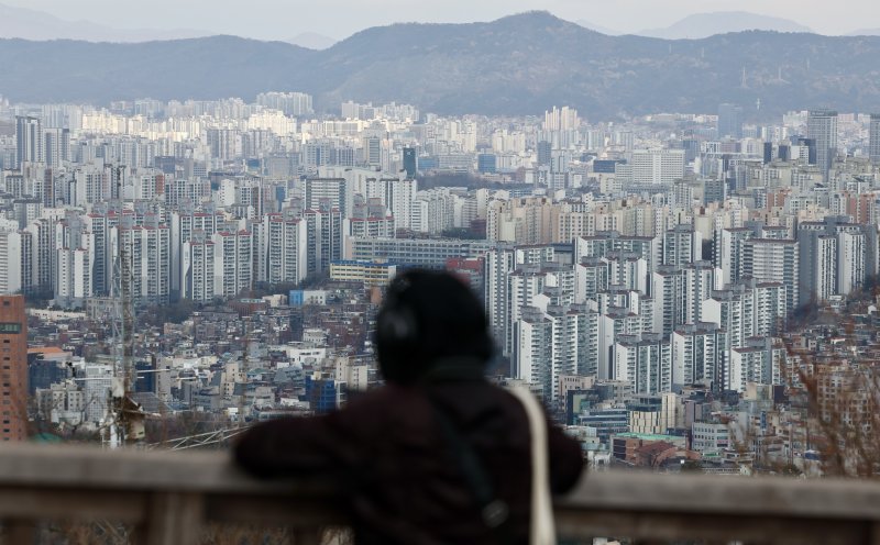 [서울=뉴시스] 김명년 기자 = 토지거래허가제가 확대 시행되면서 서울 아파트 거래량이 급감했다. 이번 주 서울 아파트 매매 가격은 0.11% 상승했으나 일주일 전 상승세 0.25%와 비교하면 상승세가 절반 이하로 위축됐다. 사진은 30일 서울 남산에서 바라본 아파트 단지. 2025.03.30. kmn@newsis.com