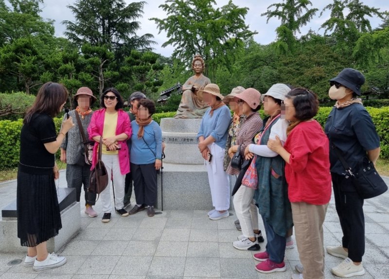 허균허난설헌기념공원의 문화관광해설사 (출처=연합뉴스)