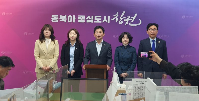 [창원=뉴시스] 강경국 기자 = 더불어민주당 경남 창원시의원단이 15일 창원시청 프레스센터에서 조명래 제2부시장 등 임명직 공무원들의 사퇴를 촉구하는 기자회견을 갖고 있다. 2025.04.15. kgkang@newsis.com