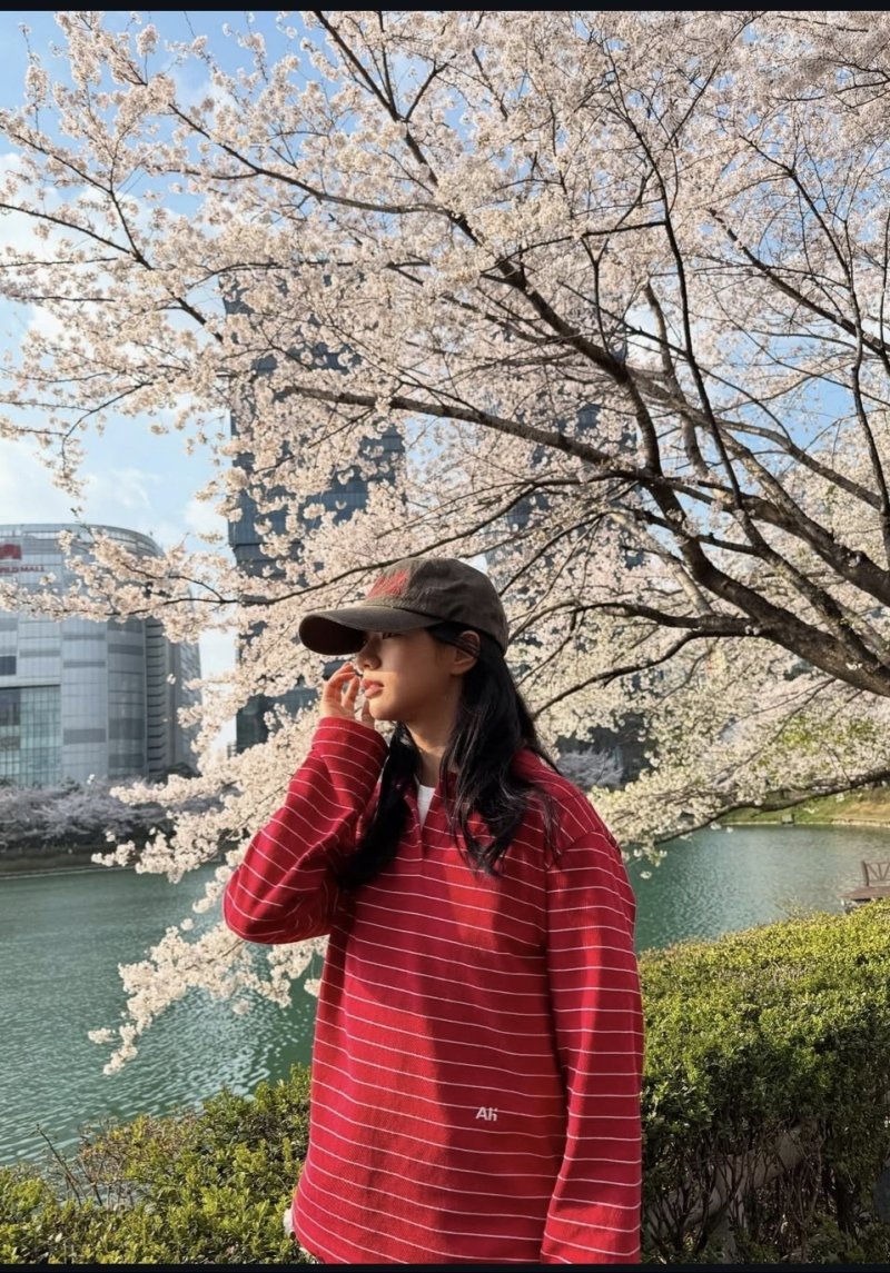 혜리, 벚꽃놀이 인증샷…모자에 가려진 얼굴