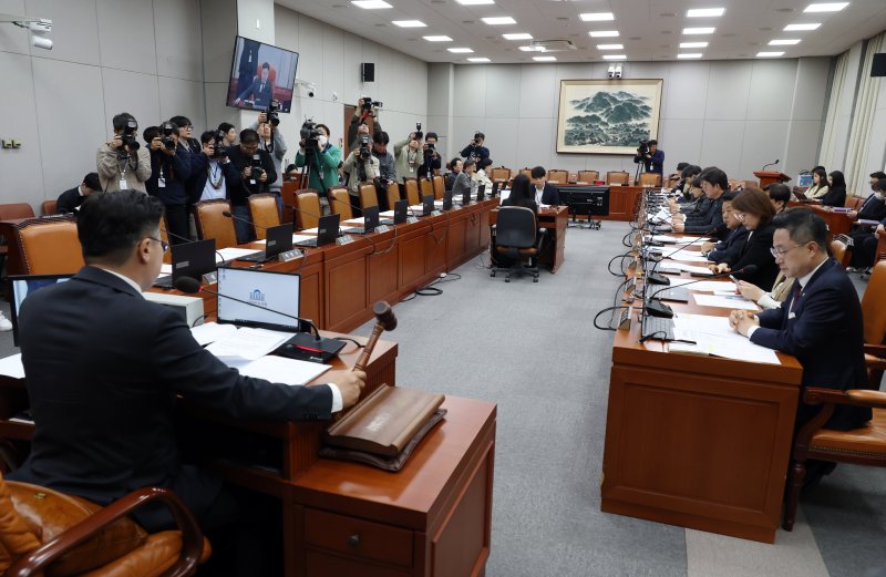 [서울=뉴시스] 고승민 기자 =지난달 31일 서울 여의도 국회에서 열린 제423회 국회(임시회) 운영위원회 제1차 전체회의에서 박찬대 위원장이 마은혁 헌법재판관 임명촉구 결의안을 가결하고 있다. 2025.03.31. kkssmm99@newsis.com
