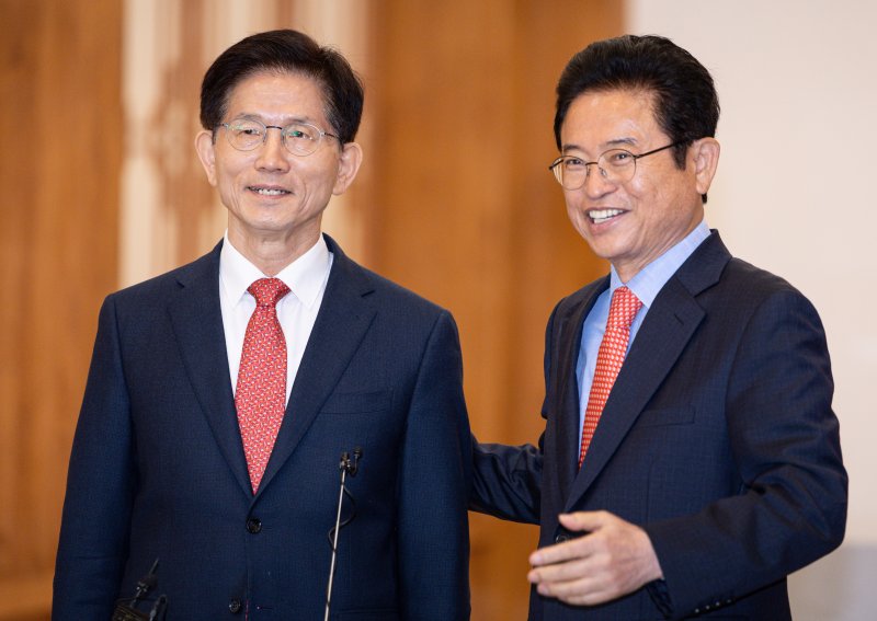 제21대 대통령선거에 출마한 김문수 전 고용노동부 장관과 이철우 경북지사가 15일 오전 서울 마포구 박정희대통령기념관에서 동상 건립 관련 현안 회동을 갖고 있다. 2025.4.15/뉴스1 ⓒ News1 이재명 기자
