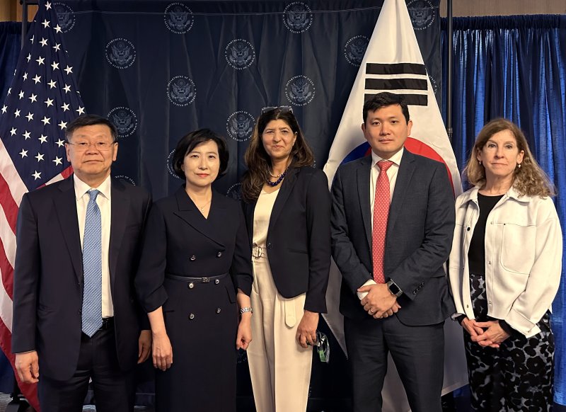 왼쪽부터 존 리 우주항공청 본부장, 한민영 외교부 기후환경과학외교국장, 라히마 칸다하리 국무부 부차관보, 케빈 킴 동아태부차관보, 캐런 펠드스타인 NASA 국제협력국장(우주항공청 제공)