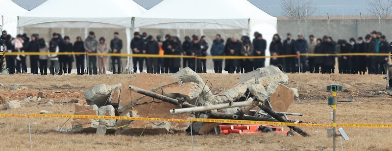 12·29 제주항공 여객기 참사 희생자 유가족들이 18일 전남 무안국제공항에서 열린 합동 추모식을 마친 뒤 사고 현장을 찾아 희생자들을 애도하고 있다. 2025.1.18/뉴스1 ⓒ News1 김진환 기자