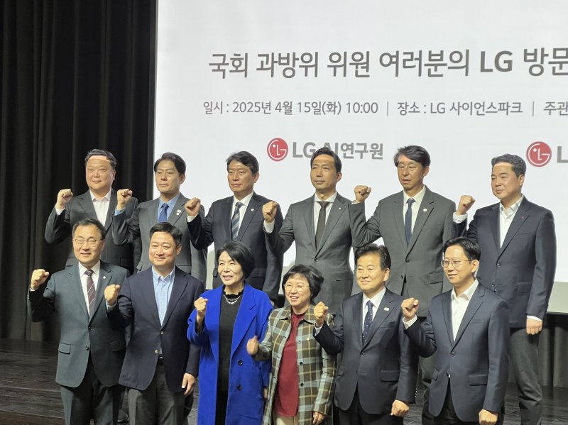 서울 마곡 LG사이언스 파크에 방문한 국회 과방위원들과 홍범식 LG유플러스 사장 2025.04.15. /뉴스1 김정현 기자