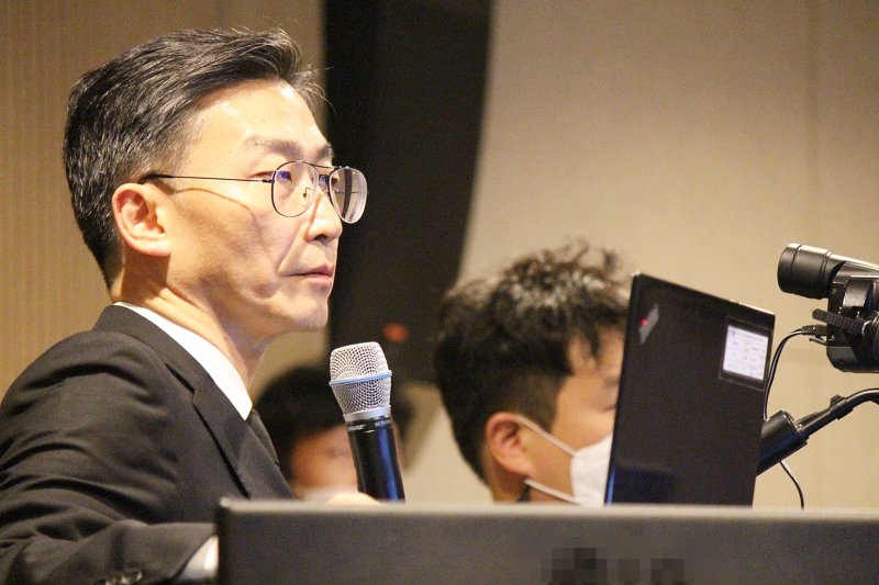 [대구=뉴시스]이지연 기자 = 이국종 아주대학교의료원 첨단의학연구원 외상연구소장이 20일 오후 대구 서구 이현동의 서구문화회관에서 '외상외과'를 주제로 강연하고 있다. 영상송출 시스템 등에 문제가 생기자 영사기기 부스에서 직접 모니터를 보며 설명하고 있다. 2020.11.20.ljy@newsis.com